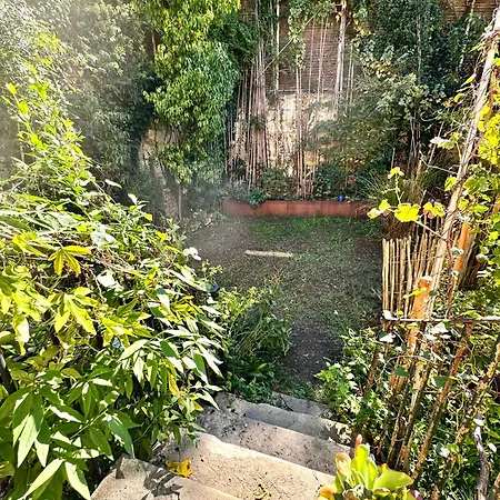 House With Garden, Train Station Сasa de vacaciones